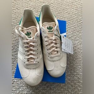 Women’s Nike gazelle, beige with Kelly Green accent and gum sole.
